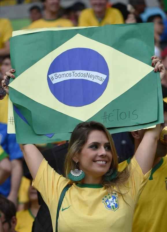 Belas mulheres acompanham o duelo de Brasil e Alemanha, pelas semifinais da Copa do Mundo