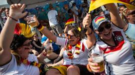 Alemães comemoram goleada em outros cantos do mundo