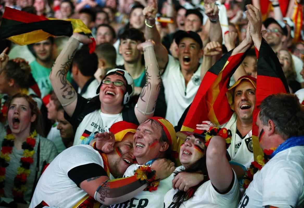 Em Berlim e Nova Iorque, alemes assistem goleada contra o Brasil e comemoram resultado com muita festa