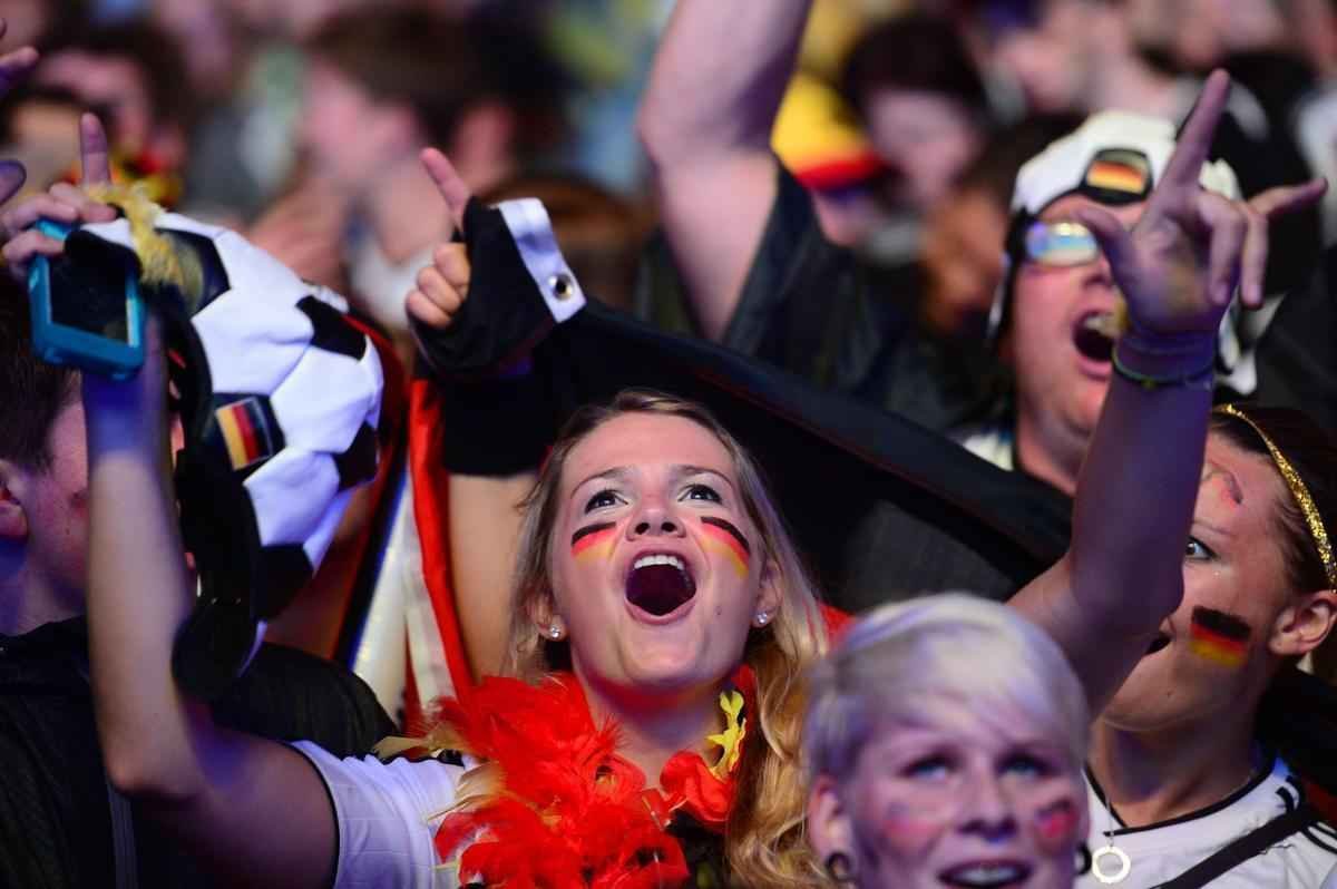 Em Berlim e Nova Iorque, alemes assistem goleada contra o Brasil e comemoram resultado com muita festa