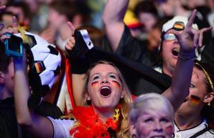 Em Berlim e Nova Iorque, alemes assistem goleada contra o Brasil e comemoram resultado com muita festa