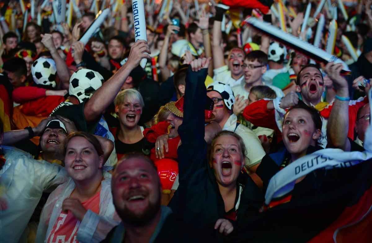 Em Berlim e Nova Iorque, alemes assistem goleada contra o Brasil e comemoram resultado com muita festa