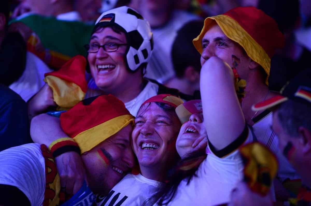 Em Berlim e Nova Iorque, alemes assistem goleada contra o Brasil e comemoram resultado com muita festa