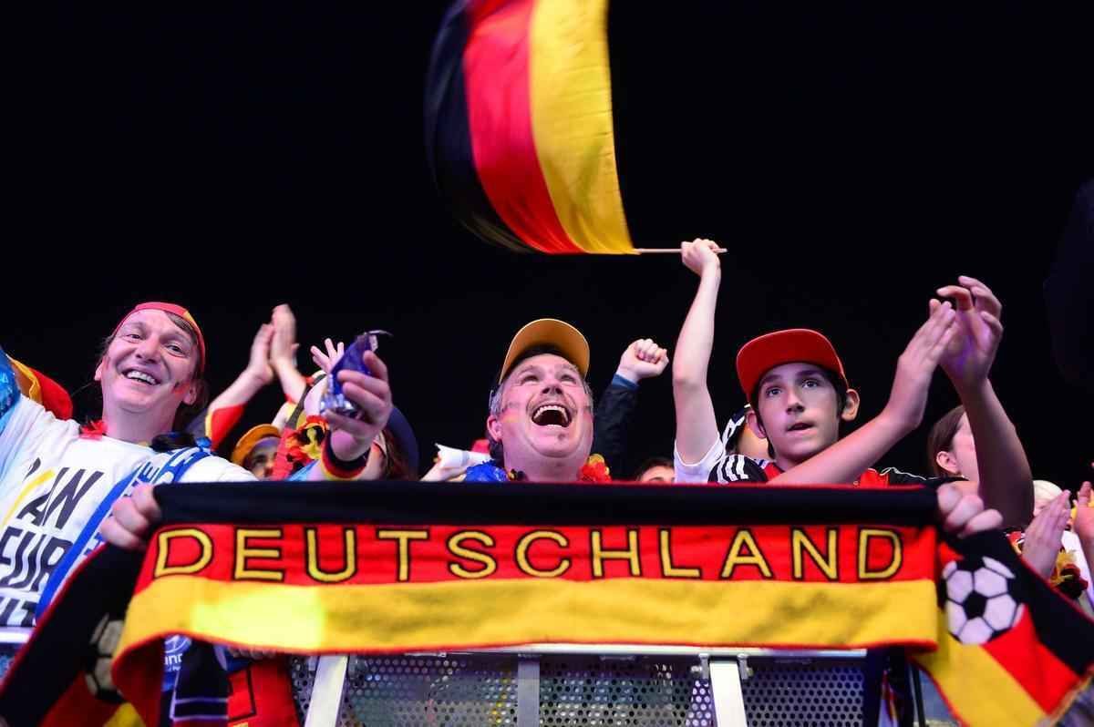 Em Berlim e Nova Iorque, alemes assistem goleada contra o Brasil e comemoram resultado com muita festa