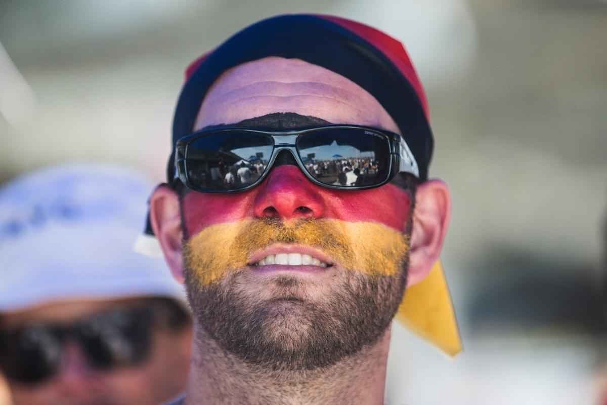 Em Berlim e Nova Iorque, alemes assistem goleada contra o Brasil e comemoram resultado com muita festa