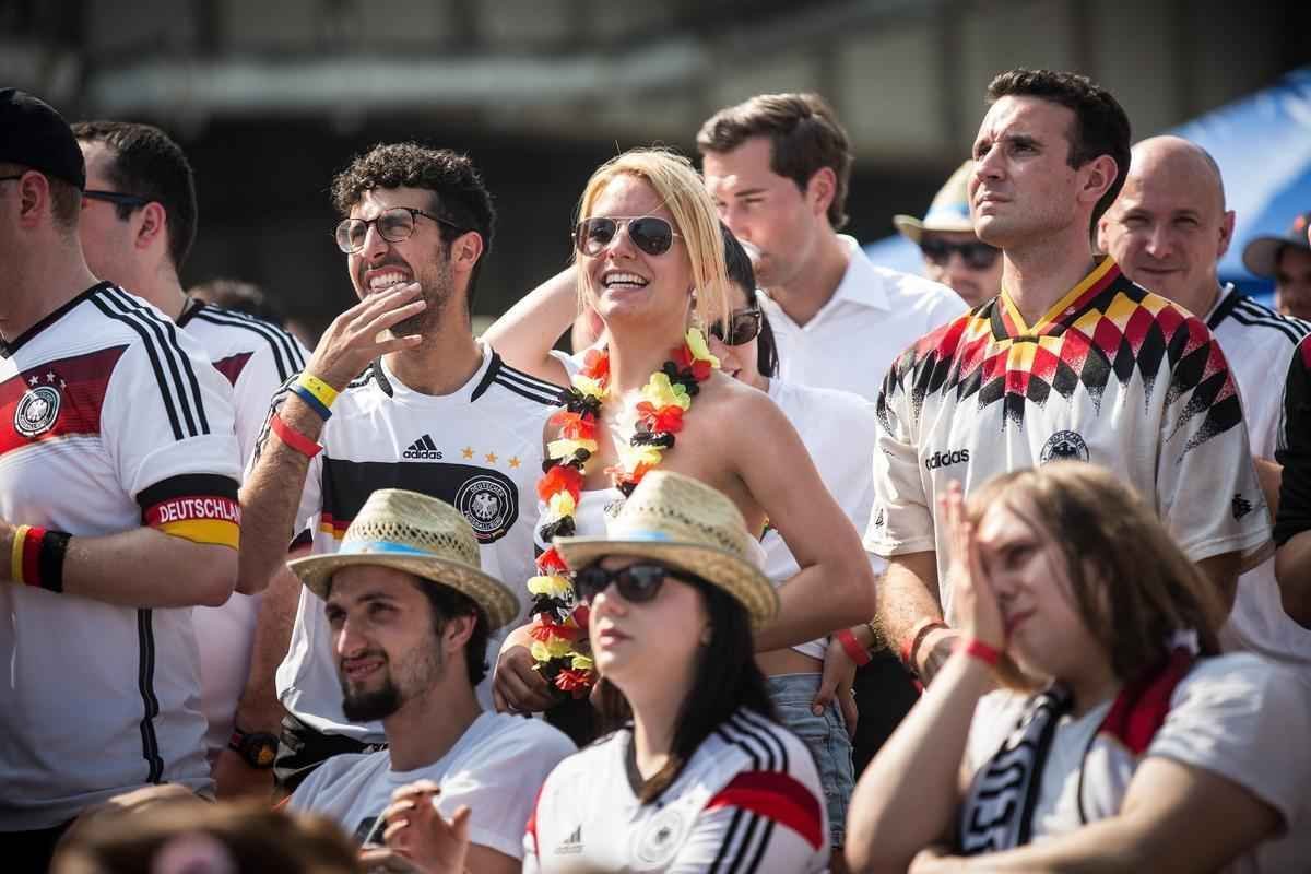 Em Berlim e Nova Iorque, alemes assistem goleada contra o Brasil e comemoram resultado com muita festa