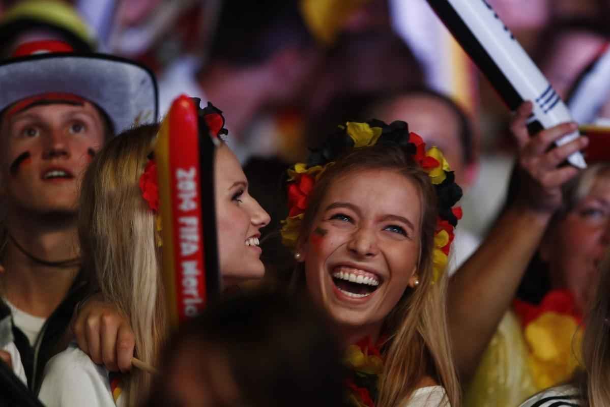Em Berlim e Nova Iorque, alemes assistem goleada contra o Brasil e comemoram resultado com muita festa