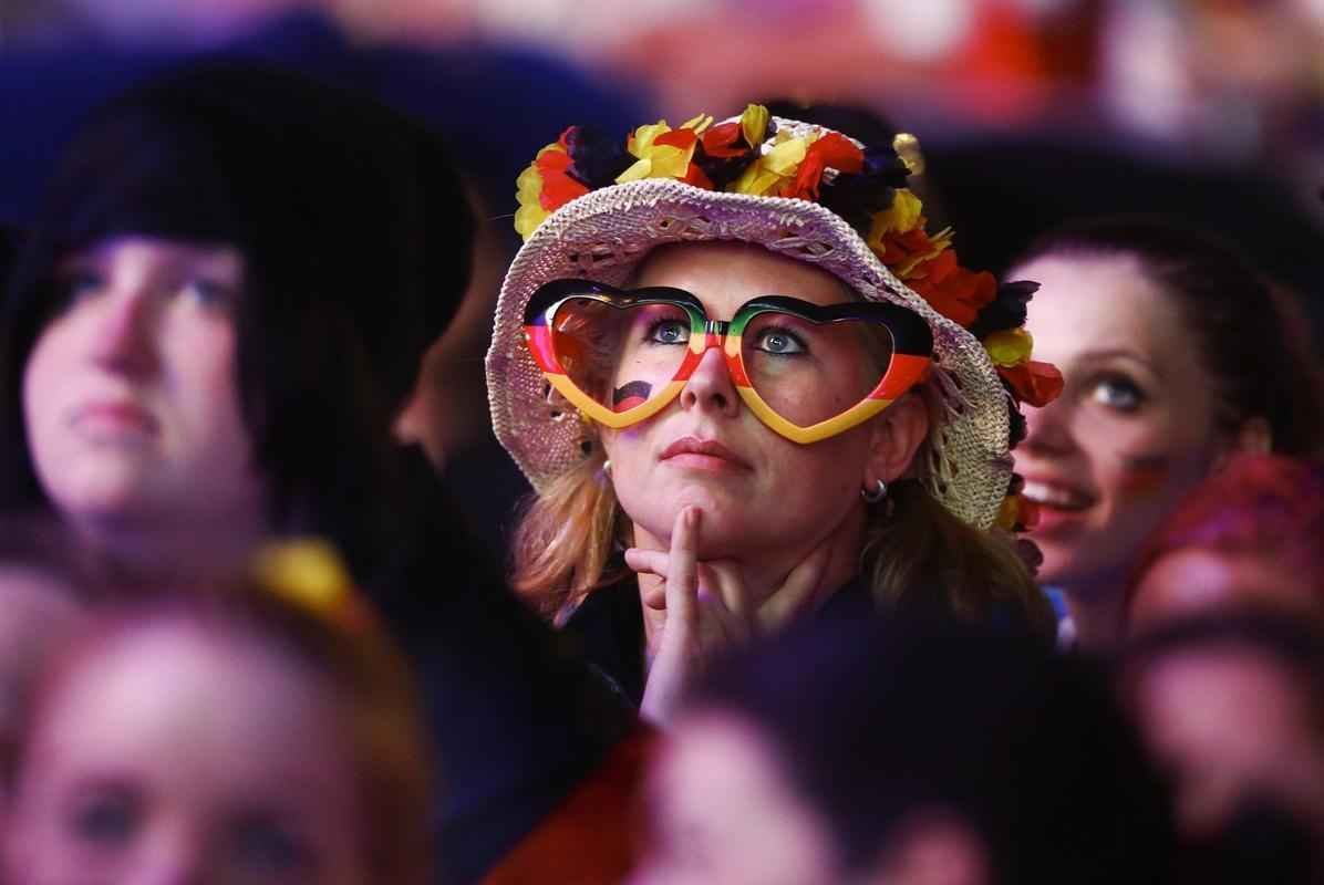 Em Berlim e Nova Iorque, alemes assistem goleada contra o Brasil e comemoram resultado com muita festa