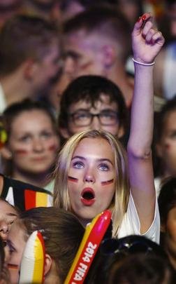 Em Berlim e Nova Iorque, alemes assistem goleada contra o Brasil e comemoram resultado com muita festa