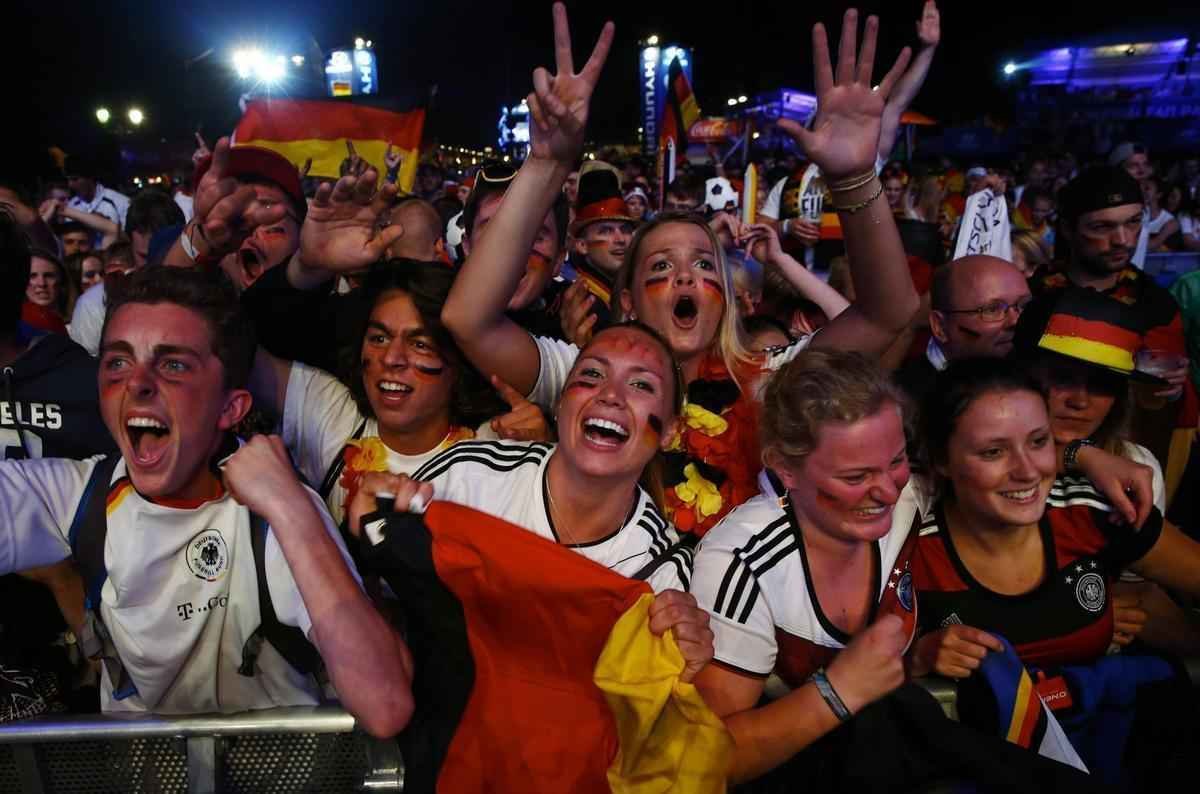 Em Berlim e Nova Iorque, alemes assistem goleada contra o Brasil e comemoram resultado com muita festa
