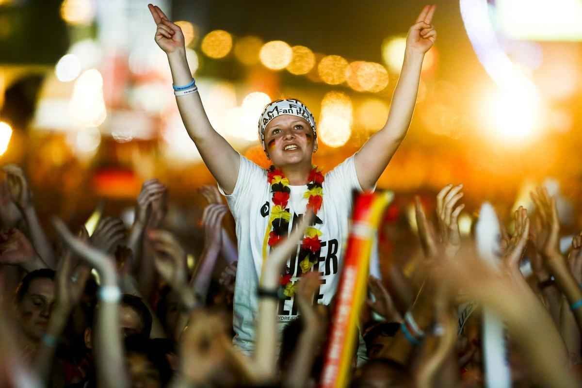 Em Berlim e Nova Iorque, alemes assistem goleada contra o Brasil e comemoram resultado com muita festa