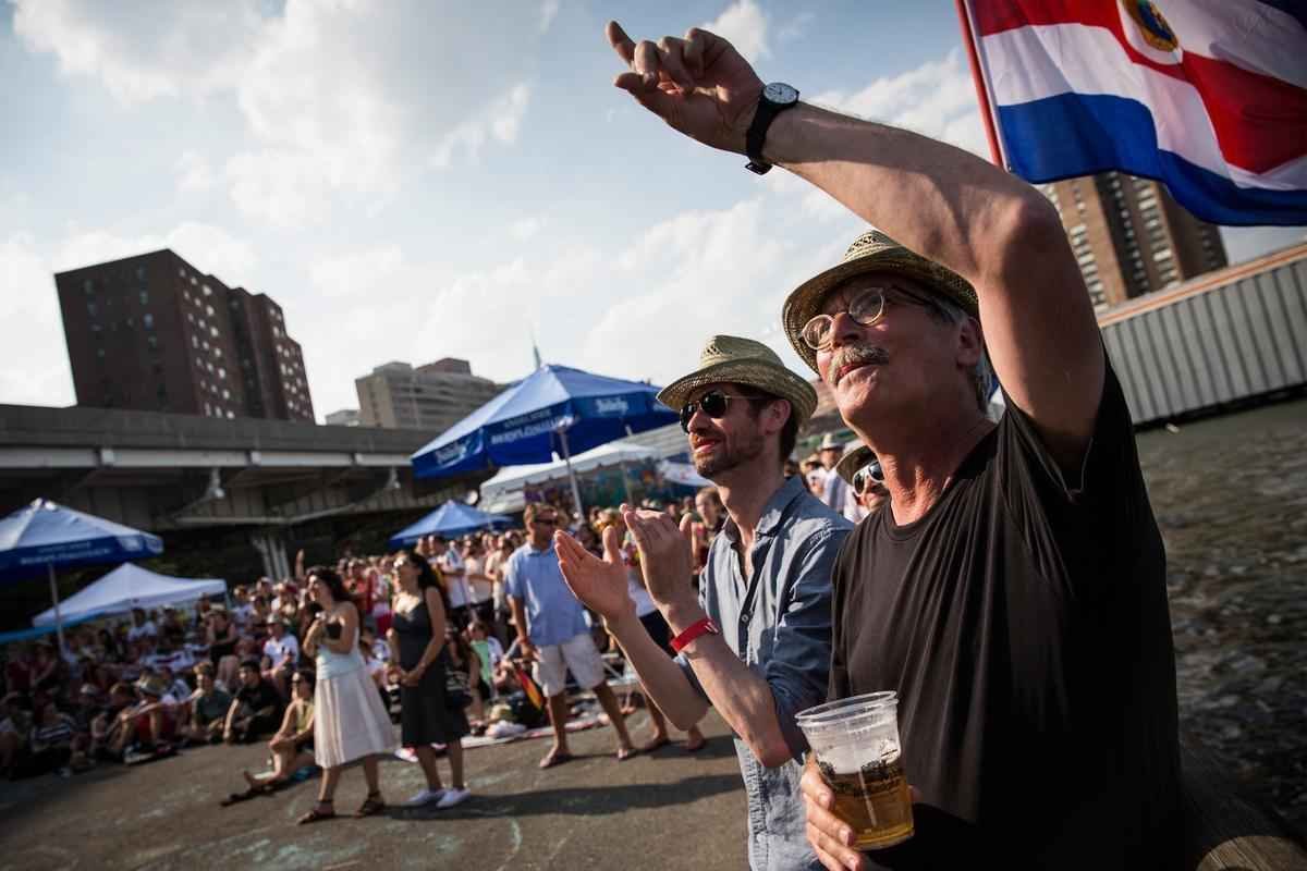 Em Berlim e Nova Iorque, alemes assistem goleada contra o Brasil e comemoram resultado com muita festa