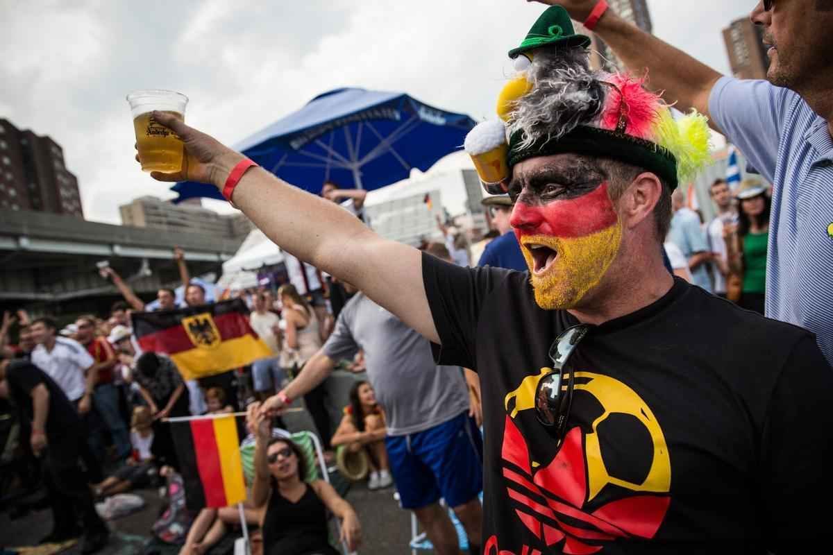 Em Berlim e Nova Iorque, alemes assistem goleada contra o Brasil e comemoram resultado com muita festa