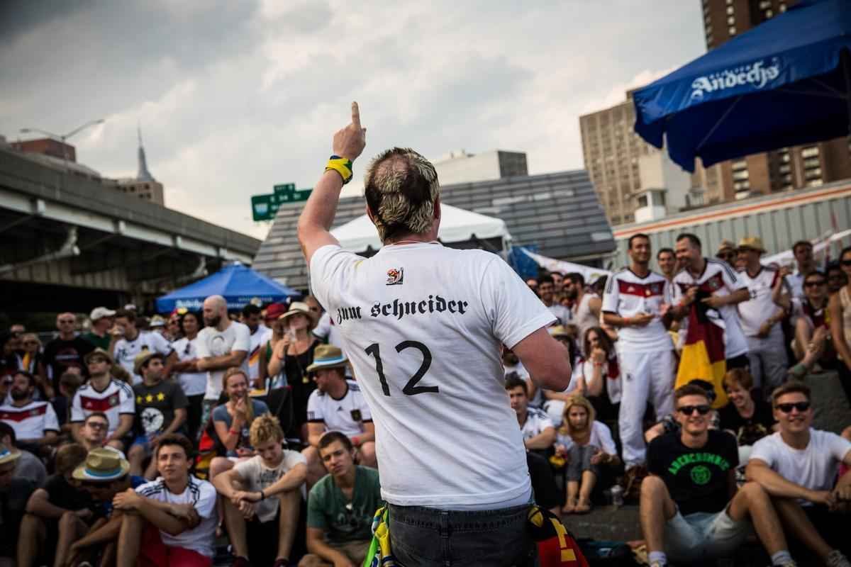 Em Berlim e Nova Iorque, alemes assistem goleada contra o Brasil e comemoram resultado com muita festa
