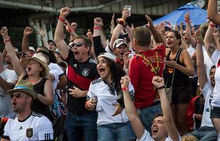 Em Berlim e Nova Iorque, alemes assistem goleada contra o Brasil e comemoram resultado com muita festa