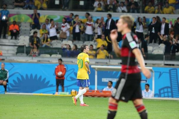 Jogadores brasileiros entram para a histria com goleada indita de 7 a 1 aplicada pela Alemanha no Mineiro; golpe duro de ser assimilado