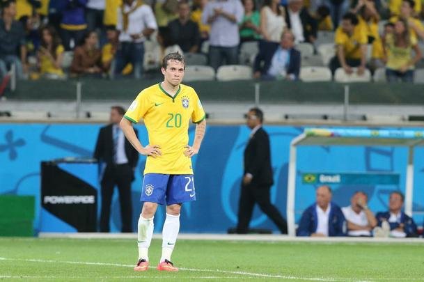 Jogadores brasileiros entram para a histria com goleada indita de 7 a 1 aplicada pela Alemanha no Mineiro; golpe duro de ser assimilado