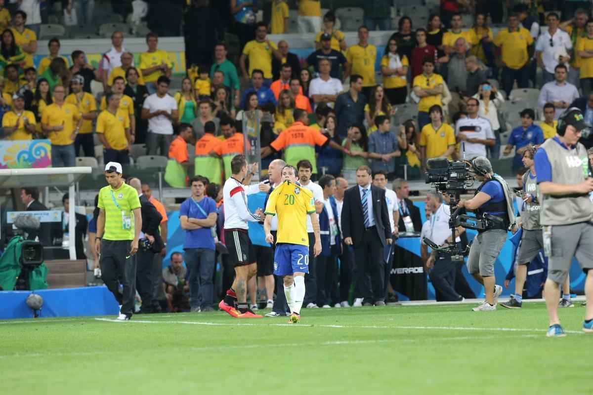 Jogadores brasileiros entram para a histria com goleada indita de 7 a 1 aplicada pela Alemanha no Mineiro; golpe duro de ser assimilado