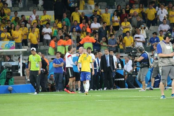 Jogadores brasileiros entram para a histria com goleada indita de 7 a 1 aplicada pela Alemanha no Mineiro; golpe duro de ser assimilado