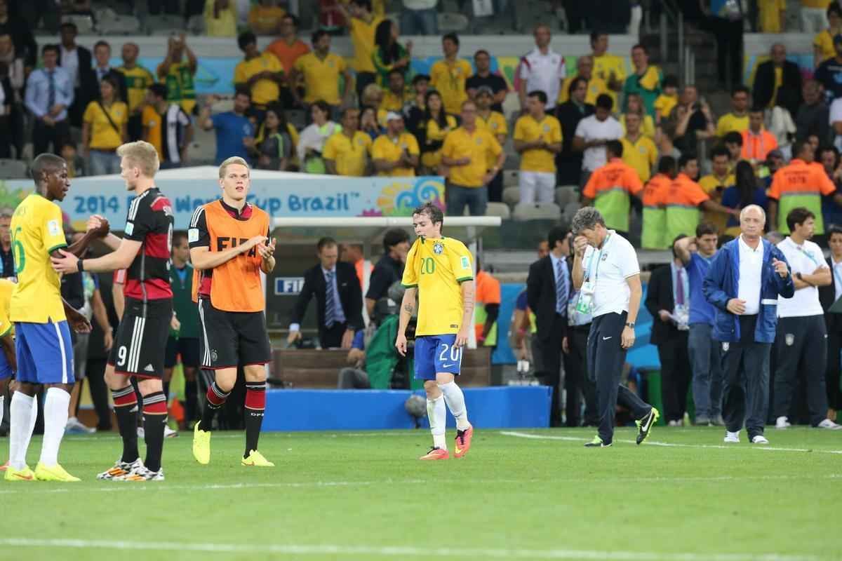 Jogadores brasileiros entram para a histria com goleada indita de 7 a 1 aplicada pela Alemanha no Mineiro; golpe duro de ser assimilado