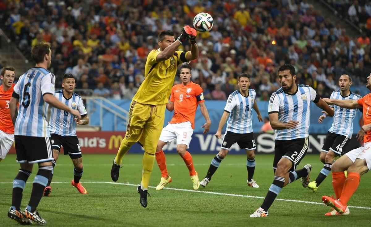 Imagens do jogo entre Holanda e Argentina, pela segunda semifinal da Copa do Mundo, no Itaquero, em So Paulo