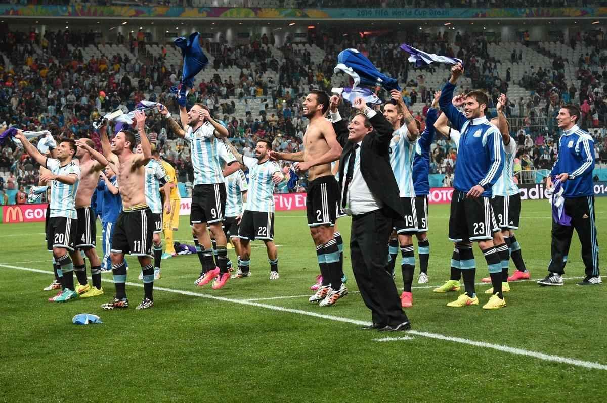 Na deciso por pnaltis, Romero pegou duas cobranas da Holanda e deu incio a uma grande festa no Itaquero