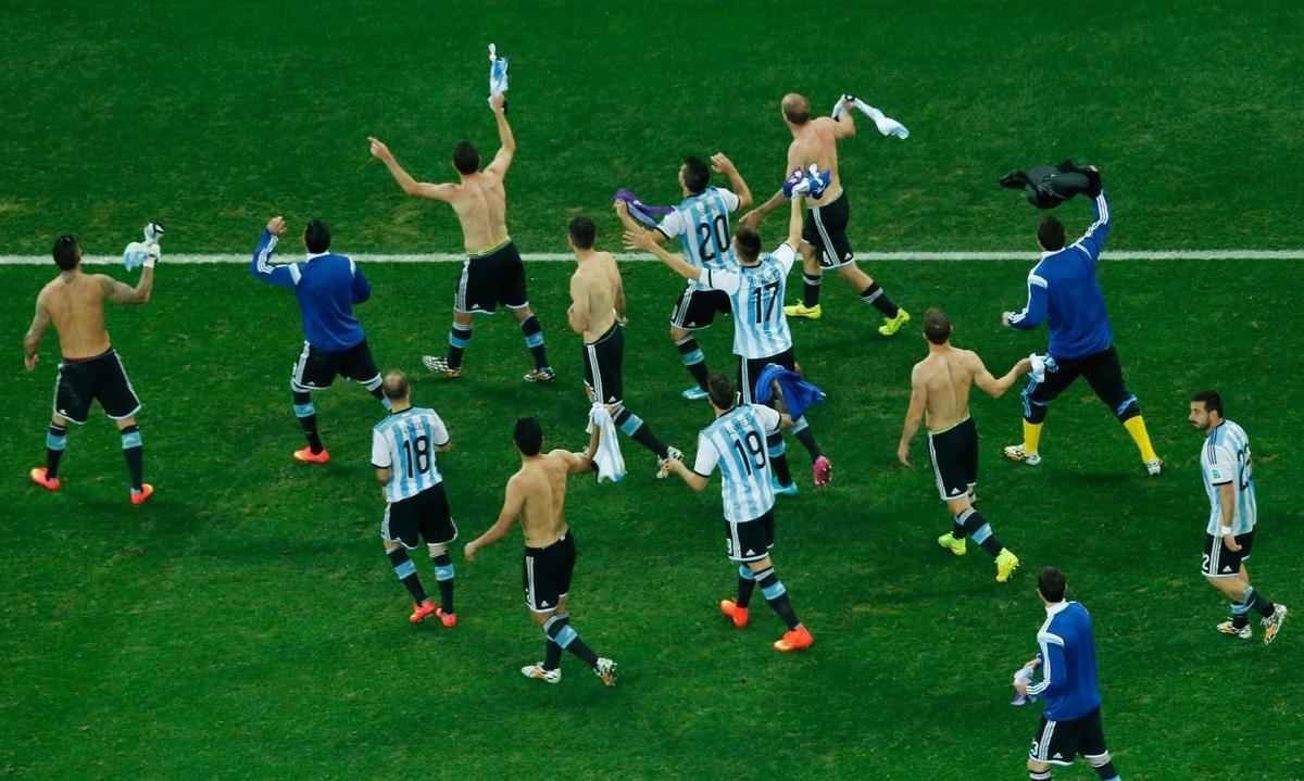 Na deciso por pnaltis, Romero pegou duas cobranas da Holanda e deu incio a uma grande festa no Itaquero