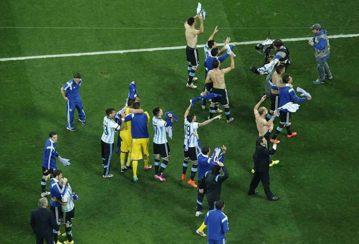 Na deciso por pnaltis, Romero pegou duas cobranas da Holanda e deu incio a uma grande festa no Itaquero