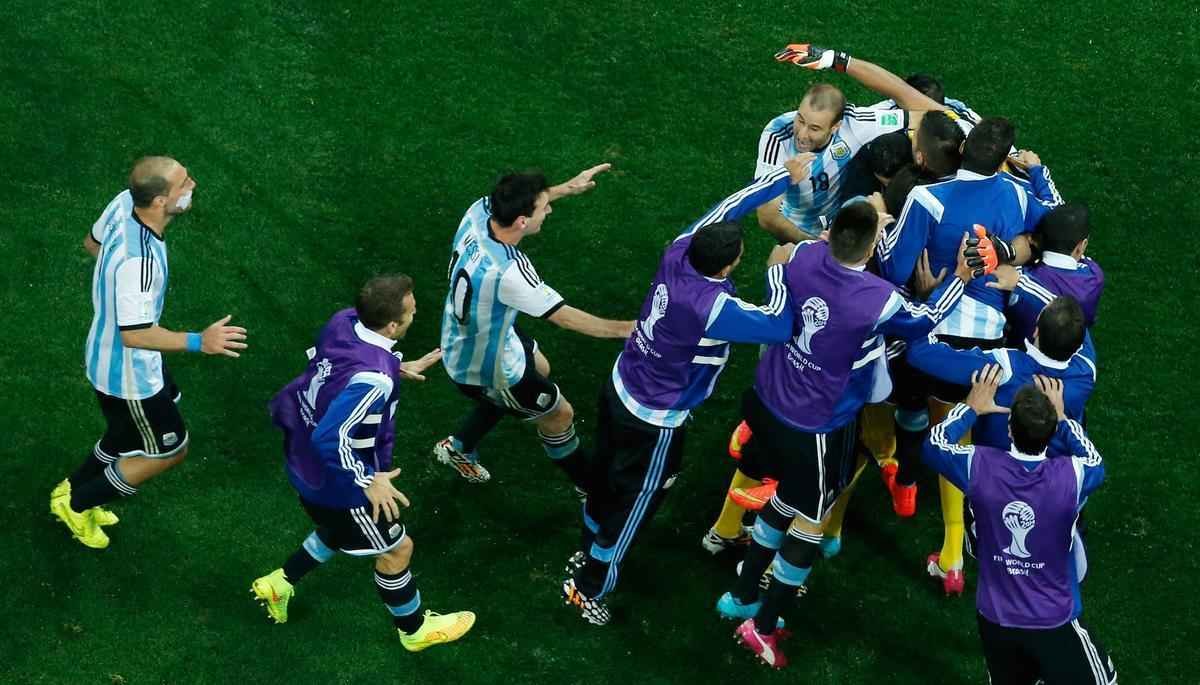 Na deciso por pnaltis, Romero pegou duas cobranas da Holanda e deu incio a uma grande festa no Itaquero