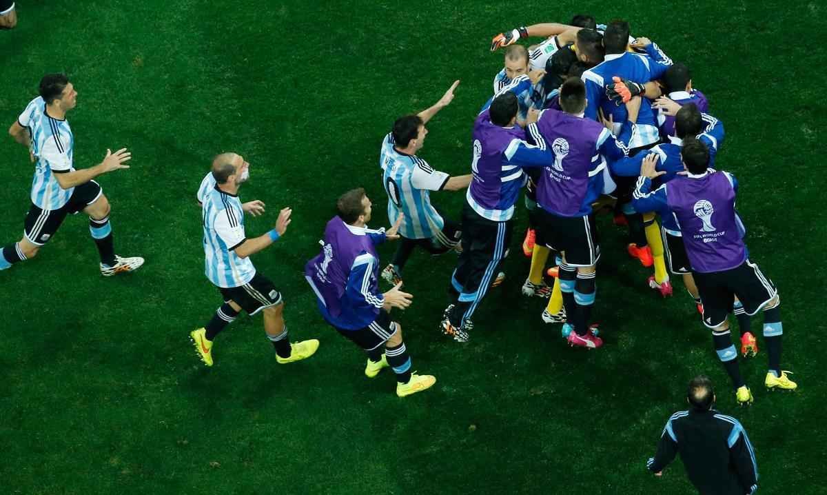 Na deciso por pnaltis, Romero pegou duas cobranas da Holanda e deu incio a uma grande festa no Itaquero