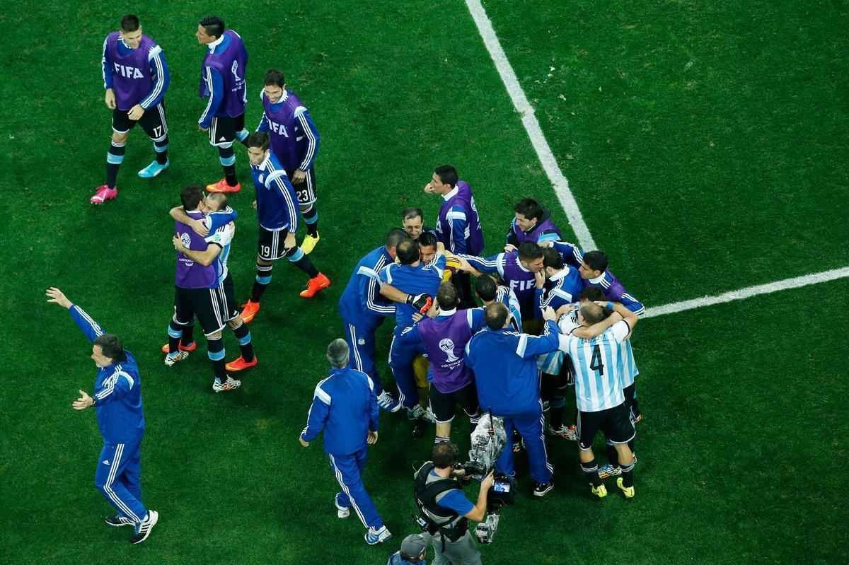 Na deciso por pnaltis, Romero pegou duas cobranas da Holanda e deu incio a uma grande festa no Itaquero