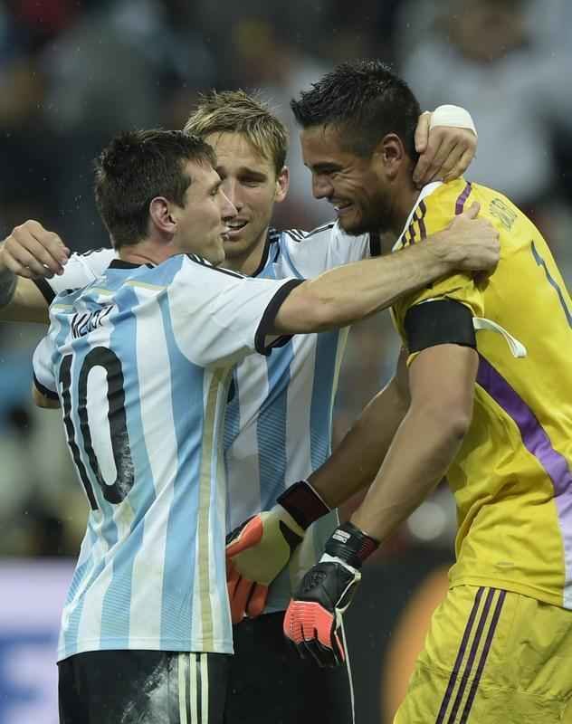 Na deciso por pnaltis, Romero pegou duas cobranas da Holanda e deu incio a uma grande festa no Itaquero