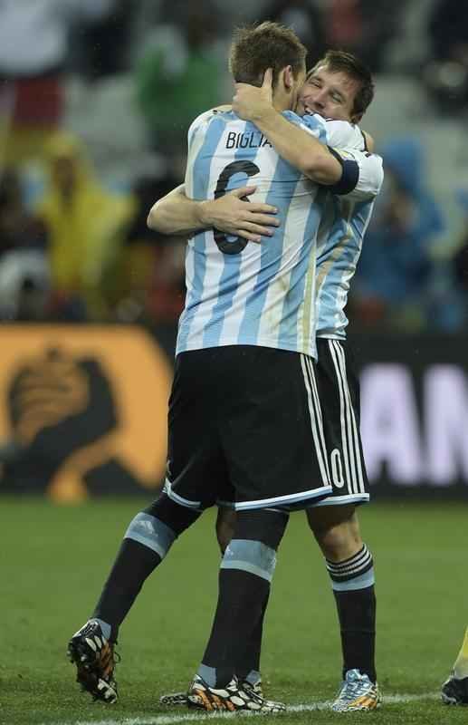 Na deciso por pnaltis, Romero pegou duas cobranas da Holanda e deu incio a uma grande festa no Itaquero