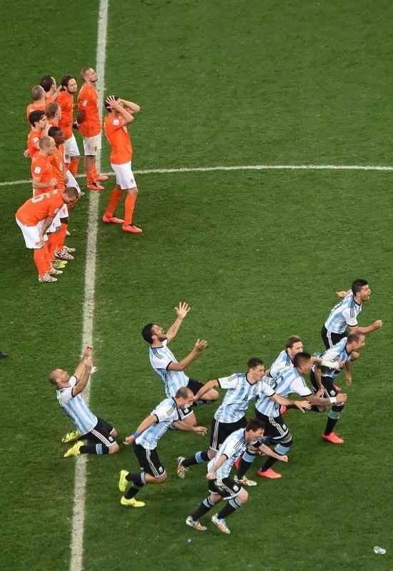 Na deciso por pnaltis, Romero pegou duas cobranas da Holanda e deu incio a uma grande festa no Itaquero