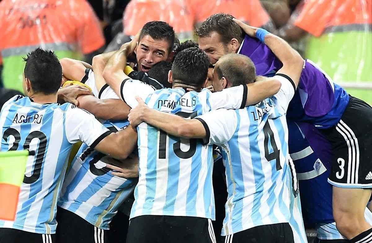 Na deciso por pnaltis, Romero pegou duas cobranas da Holanda e deu incio a uma grande festa no Itaquero