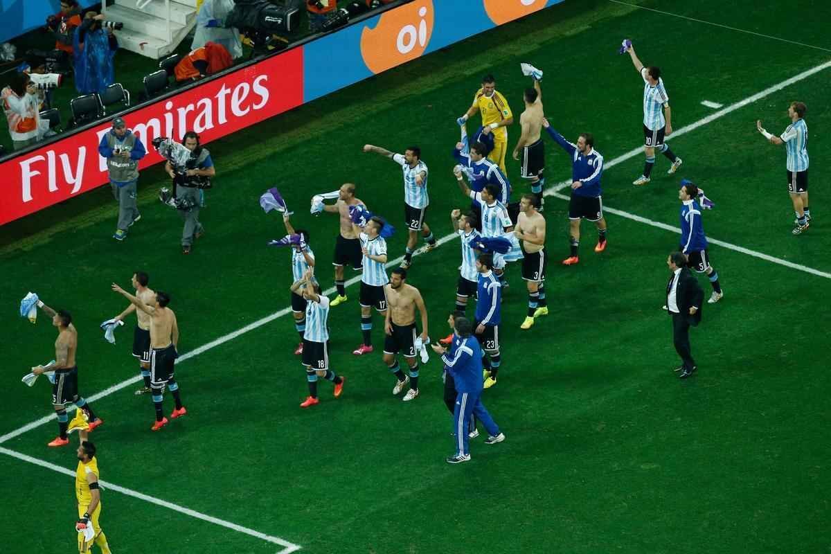 Na deciso por pnaltis, Romero pegou duas cobranas da Holanda e deu incio a uma grande festa no Itaquero