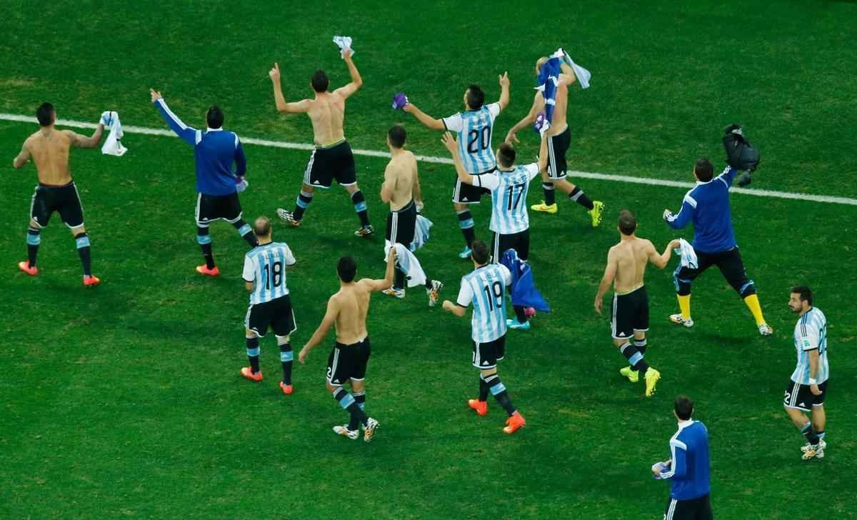 Na deciso por pnaltis, Romero pegou duas cobranas da Holanda e deu incio a uma grande festa no Itaquero