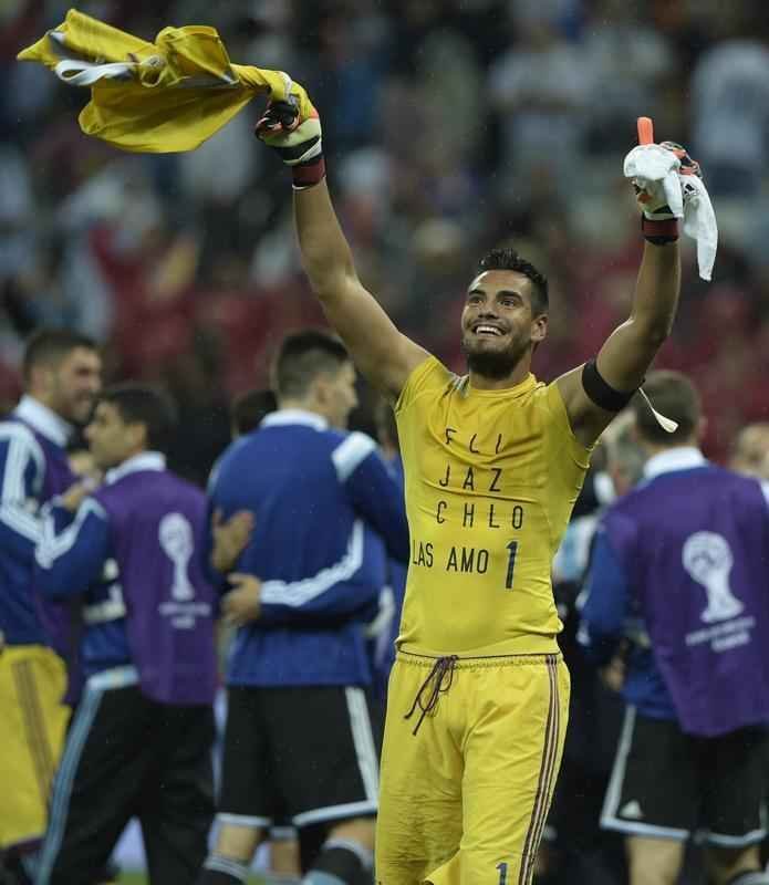 Na deciso por pnaltis, Romero pegou duas cobranas da Holanda e deu incio a uma grande festa no Itaquero
