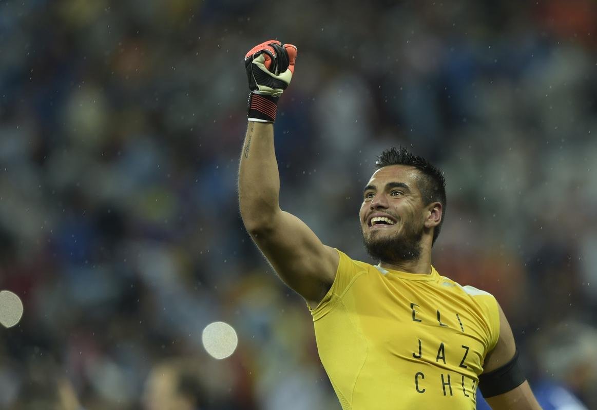 Na deciso por pnaltis, Romero pegou duas cobranas da Holanda e deu incio a uma grande festa no Itaquero