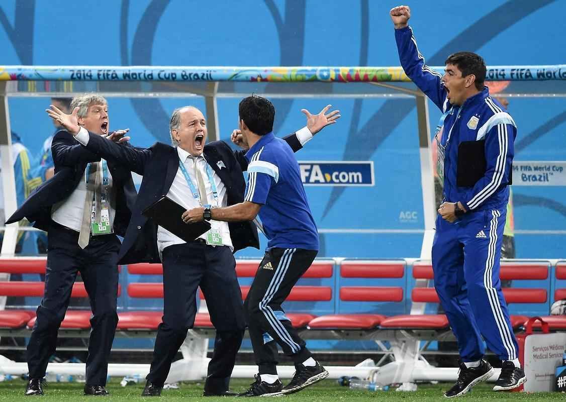 Na deciso por pnaltis, Romero pegou duas cobranas da Holanda e deu incio a uma grande festa no Itaquero