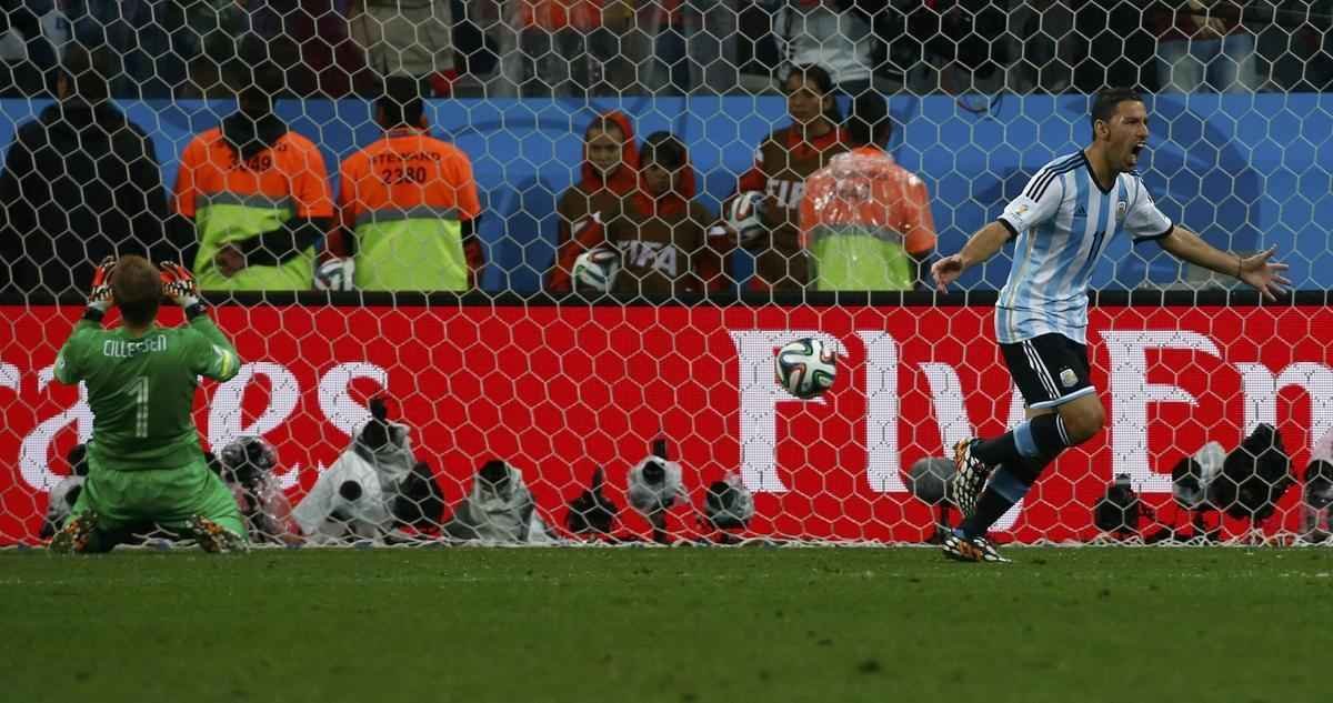 Na deciso por pnaltis, Romero pegou duas cobranas da Holanda e deu incio a uma grande festa no Itaquero