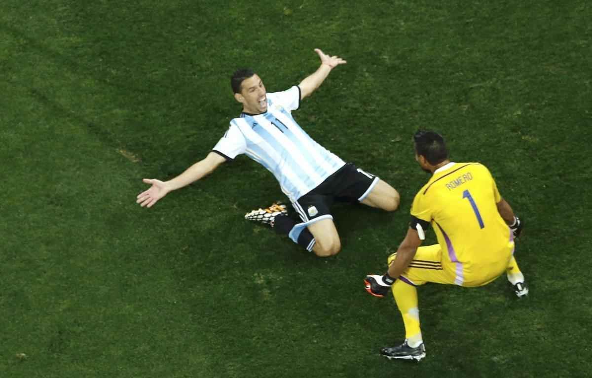 Na deciso por pnaltis, Romero pegou duas cobranas da Holanda e deu incio a uma grande festa no Itaquero