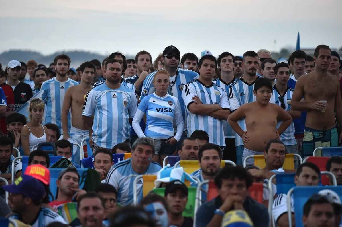 A torcida da Argentina est em peso no Rio de Janeiro, palco da deciso da Copa do Mundo de 2014. E no  em vo. De longe, os albicelestes acompanharam a sofrida vitria nos pnaltis da equipe sobre a Holanda, por 4 a 2, depois de um 0 a 0 no tempo normal em So Paulo. Na tarde do prximo domingo, toda a alegria esbanjada na Praia de Copacabana ser irradiada nos ares do Maracan. A Seleo Argentina tentar seu terceiro ttulo diante da poderosa Alemanha, que atropelou o Brasil com placar que nem mesmo os estilos de jogo das dcadas de 1930 e 1940 poderia abrir espao: 7 a 1. No sbado, brasileiros e holandeses disputam, em Braslia, o posto de terceiro melhor colocado do torneio.