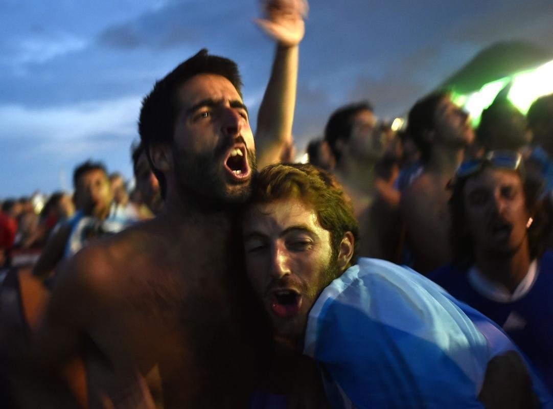 A torcida da Argentina est em peso no Rio de Janeiro, palco da deciso da Copa do Mundo de 2014. E no  em vo. De longe, os albicelestes acompanharam a sofrida vitria nos pnaltis da equipe sobre a Holanda, por 4 a 2, depois de um 0 a 0 no tempo normal em So Paulo. Na tarde do prximo domingo, toda a alegria esbanjada na Praia de Copacabana ser irradiada nos ares do Maracan. A Seleo Argentina tentar seu terceiro ttulo diante da poderosa Alemanha, que atropelou o Brasil com placar que nem mesmo os estilos de jogo das dcadas de 1930 e 1940 poderia abrir espao: 7 a 1. No sbado, brasileiros e holandeses disputam, em Braslia, o posto de terceiro melhor colocado do torneio.