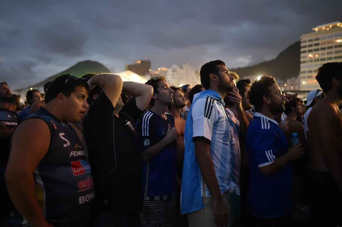 A torcida da Argentina est em peso no Rio de Janeiro, palco da deciso da Copa do Mundo de 2014. E no  em vo. De longe, os albicelestes acompanharam a sofrida vitria nos pnaltis da equipe sobre a Holanda, por 4 a 2, depois de um 0 a 0 no tempo normal em So Paulo. Na tarde do prximo domingo, toda a alegria esbanjada na Praia de Copacabana ser irradiada nos ares do Maracan. A Seleo Argentina tentar seu terceiro ttulo diante da poderosa Alemanha, que atropelou o Brasil com placar que nem mesmo os estilos de jogo das dcadas de 1930 e 1940 poderia abrir espao: 7 a 1. No sbado, brasileiros e holandeses disputam, em Braslia, o posto de terceiro melhor colocado do torneio.