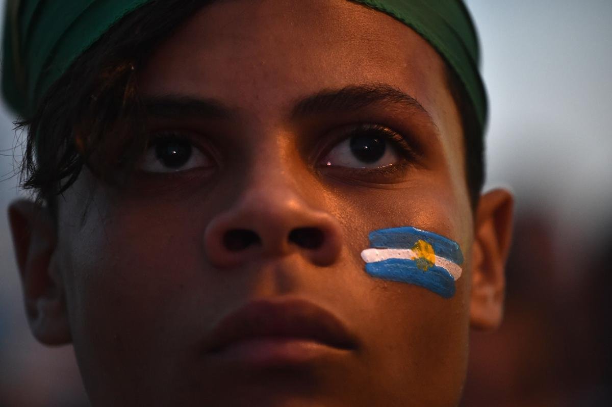 A torcida da Argentina est em peso no Rio de Janeiro, palco da deciso da Copa do Mundo de 2014. E no  em vo. De longe, os albicelestes acompanharam a sofrida vitria nos pnaltis da equipe sobre a Holanda, por 4 a 2, depois de um 0 a 0 no tempo normal em So Paulo. Na tarde do prximo domingo, toda a alegria esbanjada na Praia de Copacabana ser irradiada nos ares do Maracan. A Seleo Argentina tentar seu terceiro ttulo diante da poderosa Alemanha, que atropelou o Brasil com placar que nem mesmo os estilos de jogo das dcadas de 1930 e 1940 poderia abrir espao: 7 a 1. No sbado, brasileiros e holandeses disputam, em Braslia, o posto de terceiro melhor colocado do torneio.