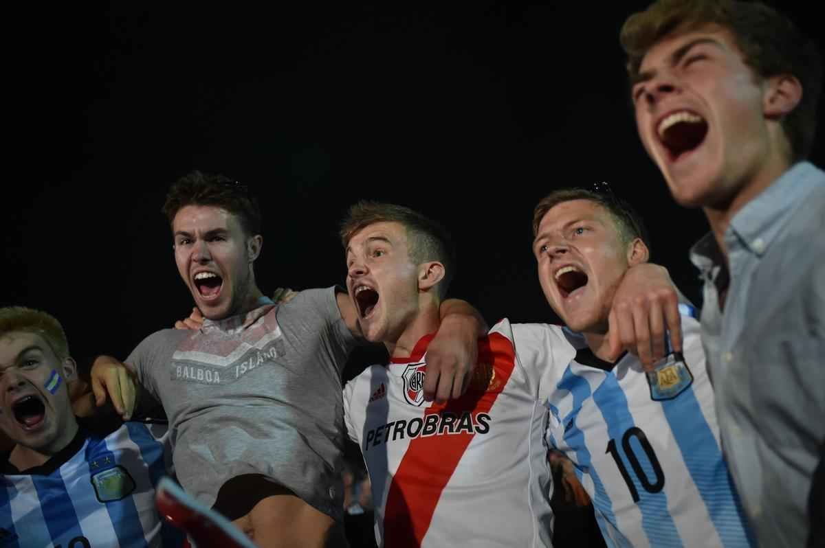 A torcida da Argentina est em peso no Rio de Janeiro, palco da deciso da Copa do Mundo de 2014. E no  em vo. De longe, os albicelestes acompanharam a sofrida vitria nos pnaltis da equipe sobre a Holanda, por 4 a 2, depois de um 0 a 0 no tempo normal em So Paulo. Na tarde do prximo domingo, toda a alegria esbanjada na Praia de Copacabana ser irradiada nos ares do Maracan. A Seleo Argentina tentar seu terceiro ttulo diante da poderosa Alemanha, que atropelou o Brasil com placar que nem mesmo os estilos de jogo das dcadas de 1930 e 1940 poderia abrir espao: 7 a 1. No sbado, brasileiros e holandeses disputam, em Braslia, o posto de terceiro melhor colocado do torneio.