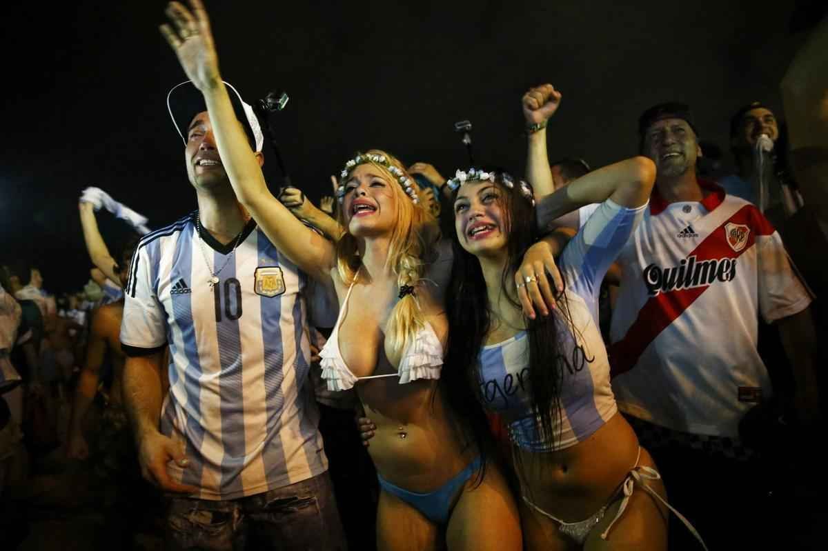 A torcida da Argentina est em peso no Rio de Janeiro, palco da deciso da Copa do Mundo de 2014. E no  em vo. De longe, os albicelestes acompanharam a sofrida vitria nos pnaltis da equipe sobre a Holanda, por 4 a 2, depois de um 0 a 0 no tempo normal em So Paulo. Na tarde do prximo domingo, toda a alegria esbanjada na Praia de Copacabana ser irradiada nos ares do Maracan. A Seleo Argentina tentar seu terceiro ttulo diante da poderosa Alemanha, que atropelou o Brasil com placar que nem mesmo os estilos de jogo das dcadas de 1930 e 1940 poderia abrir espao: 7 a 1. No sbado, brasileiros e holandeses disputam, em Braslia, o posto de terceiro melhor colocado do torneio.