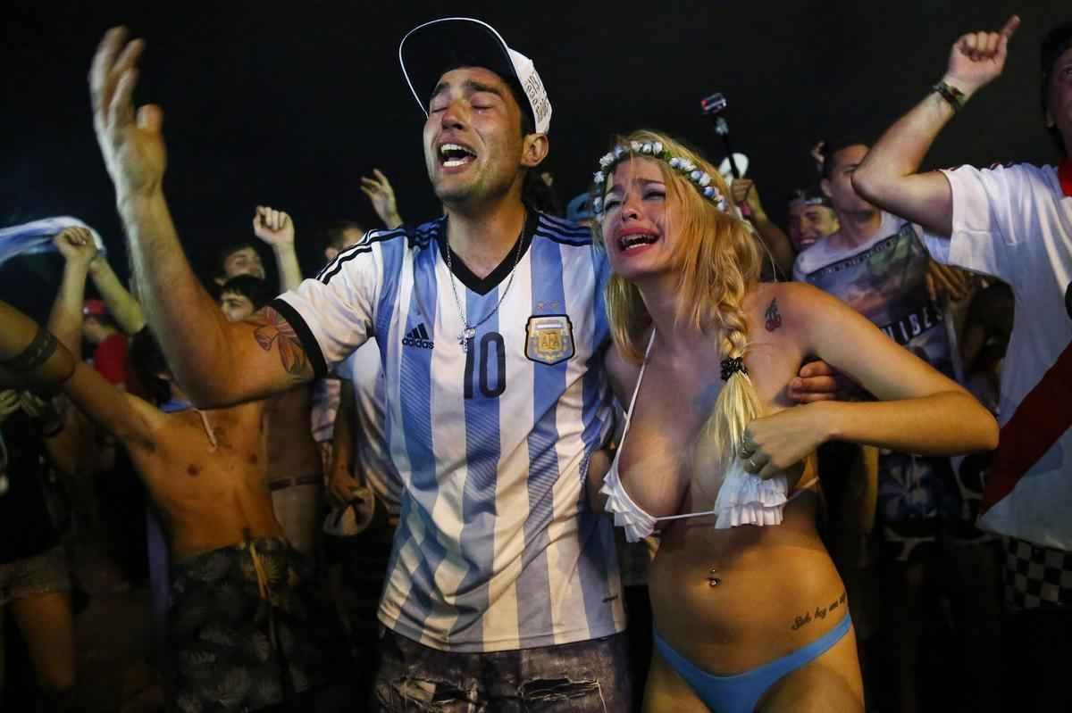 A torcida da Argentina est em peso no Rio de Janeiro, palco da deciso da Copa do Mundo de 2014. E no  em vo. De longe, os albicelestes acompanharam a sofrida vitria nos pnaltis da equipe sobre a Holanda, por 4 a 2, depois de um 0 a 0 no tempo normal em So Paulo. Na tarde do prximo domingo, toda a alegria esbanjada na Praia de Copacabana ser irradiada nos ares do Maracan. A Seleo Argentina tentar seu terceiro ttulo diante da poderosa Alemanha, que atropelou o Brasil com placar que nem mesmo os estilos de jogo das dcadas de 1930 e 1940 poderia abrir espao: 7 a 1. No sbado, brasileiros e holandeses disputam, em Braslia, o posto de terceiro melhor colocado do torneio.