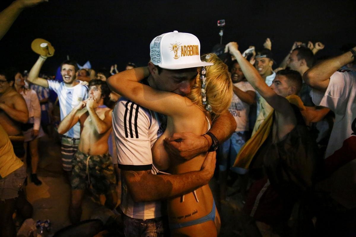 A torcida da Argentina est em peso no Rio de Janeiro, palco da deciso da Copa do Mundo de 2014. E no  em vo. De longe, os albicelestes acompanharam a sofrida vitria nos pnaltis da equipe sobre a Holanda, por 4 a 2, depois de um 0 a 0 no tempo normal em So Paulo. Na tarde do prximo domingo, toda a alegria esbanjada na Praia de Copacabana ser irradiada nos ares do Maracan. A Seleo Argentina tentar seu terceiro ttulo diante da poderosa Alemanha, que atropelou o Brasil com placar que nem mesmo os estilos de jogo das dcadas de 1930 e 1940 poderia abrir espao: 7 a 1. No sbado, brasileiros e holandeses disputam, em Braslia, o posto de terceiro melhor colocado do torneio.